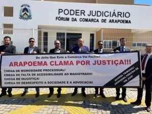 Advogados protestam em frente ao Fórum de Arapoema contra lentidão processual e injustiças