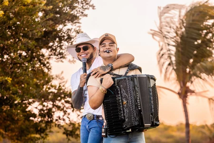 Tierry e Tarcísio do Acordeon unem as suas vozes em "Minha Vaquejada"