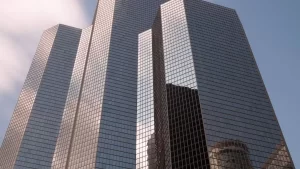 Empresas brasileiras enfrentam queda no lucro e redução no recolhimento de impostos, mostra dados do IBGE