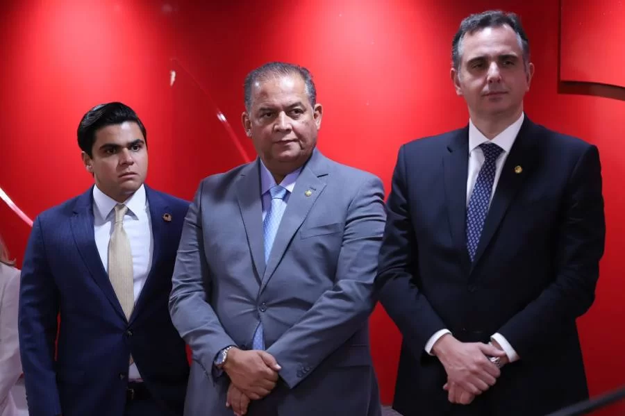 Senador Eduardo Gomes participa da abertura da exposição: Palácio Monroe – Um Legado de Democracia