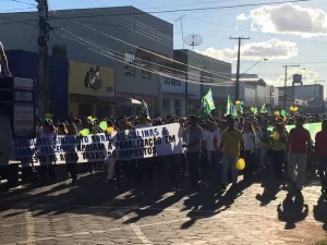 Cidade de Colinas do Tocantins paralisa em ato de protesto