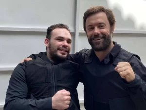 Jason Packer contracena com os atores Kayky Brito e Serginho Hondjakoff, em seu novo trabalho no cinema