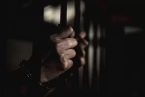 Homem é condenam a mais de 20 anos de prisão por matar mulher na frente do filho