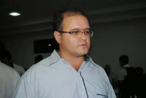 Longe do debate, Adriano Rabelo observa discussÃÂ£o de mesa diretora