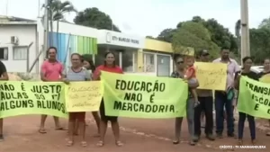 Pais de estudantes fazem manifestação em frente escola de Palmas por falta de transporte escolar; veja o que diz a prefeitura
