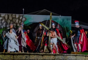 Cerca de 5 mil pessoas prestigiam a 20ª edição da Paixão de Cristo, apresentada pela Cia Art'Sacra e Instituo Nativus
