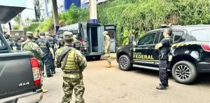 Paraguai entrega 25 presos brasileiros Ã  Polícia Federal