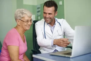 Envelhecer com saúde: saiba quais exames realizar anualmente após os 60