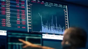 Mercado I Ibovespa fecha em queda com conflito entre Irã e Israel e cenário fiscal no Brasil; Bolsas da Ãsia e da Europa caem