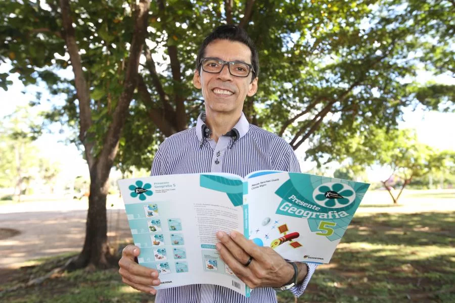 Cordelista JuarÃªs Alencar tem textos selecionados para compor livros didÃÂ¡ticos