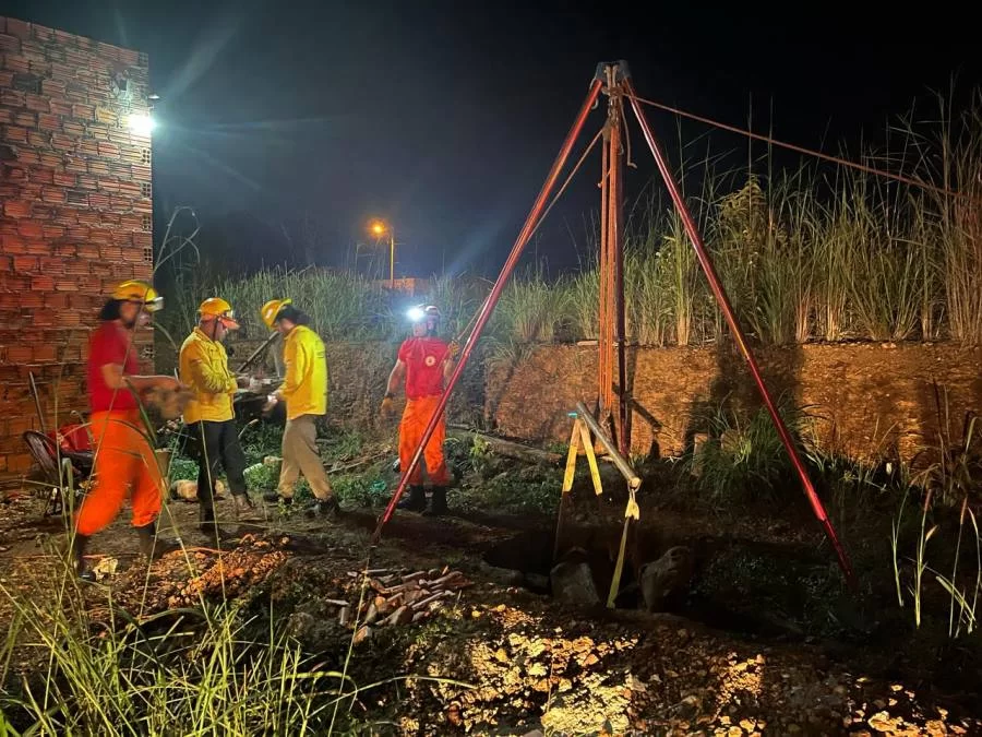 Cavalo é resgatado após cair dentro de fossa em Paraíso do Tocantins