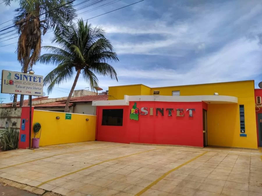 Sintet garante na justiça redução de 50% da jornada de professora para cuidar de dependente com deficiÃªncia sem redução de salário