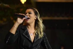 De coração cheio e feliz, Carol Villa compartilha trajetória difícil no mundo da música até a preparação do seu primeiro DVD