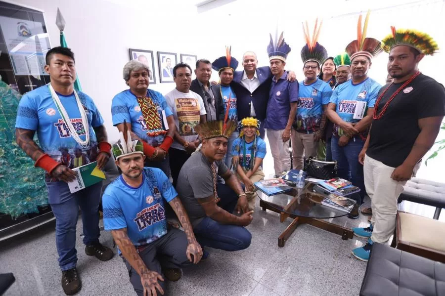 Senador Eduardo Gomes se reúne com lideranças indígenas em Brasília para tratar sobre infraestrutura e investimentos nas aldeias