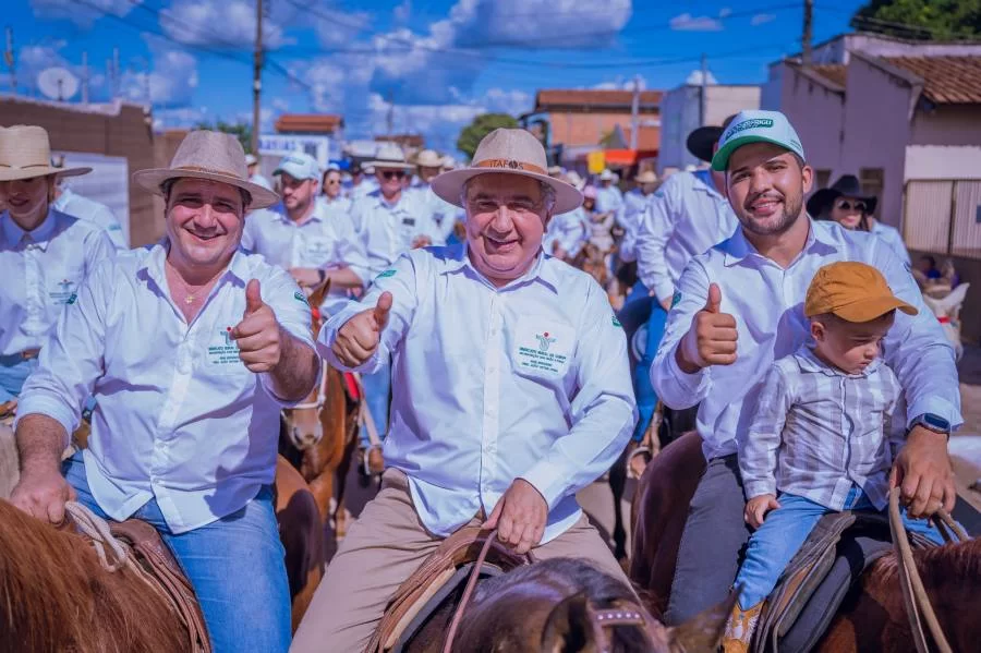 Vice-governador Laurez Moreira ao lado do seu filho Juarez Moreira participa da tradicional Cavalgada de Gurupi