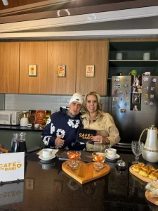 Daniela Amorim entrevista MC Daniel, em episódio especial de Dia das Mães do Café com a Dani