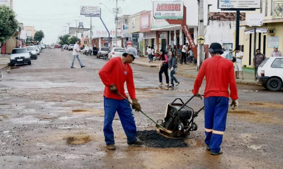 Leandro Coutinho volta ÃÂ¡ cobrar reparos urgentes em ruas danificadas por empresa