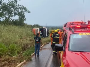Ãnibus capota e deixa uma pessoa em estado grave na TO-335