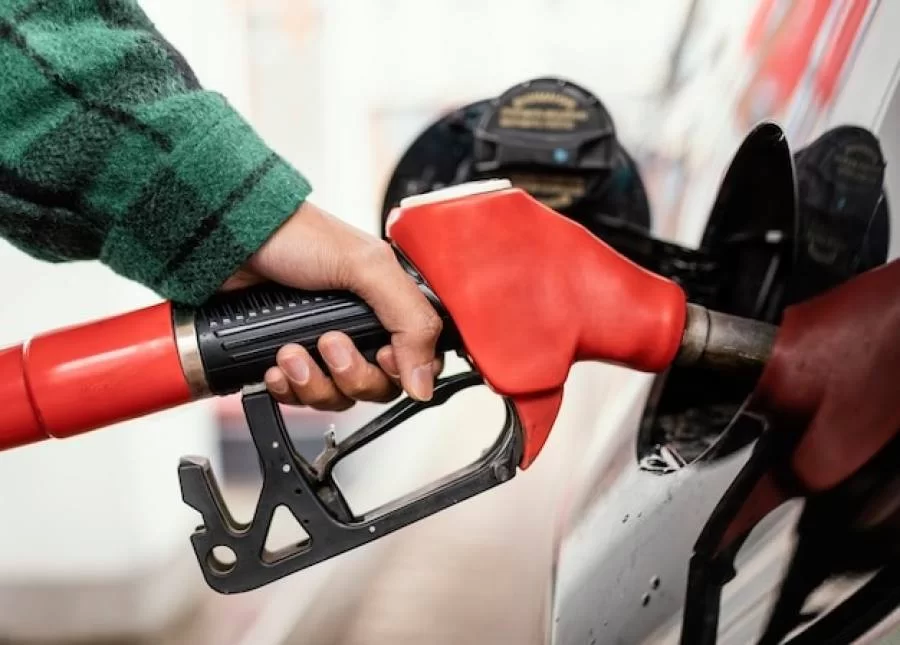 Gasolina cai 4,9% e Petrobras acumula redução de 10% no ano