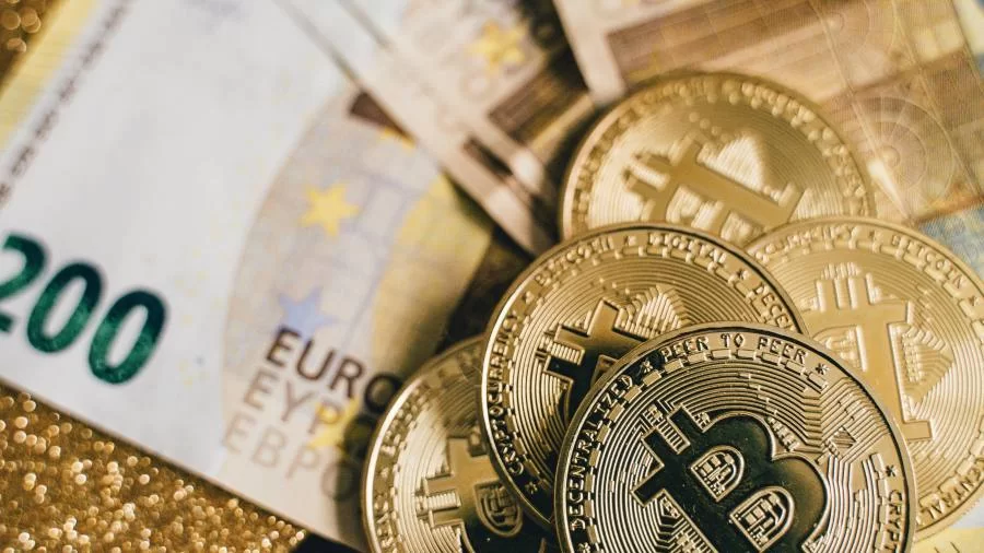 Confira a cotação das moedas internacionais após recentes acontecimentos mundiais; especialista em economia  explica