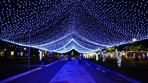 DecoraÃÂ§ÃÂ£o e iluminaÃÂ§ÃÂ£o natalinas comeÃÂ§am a ser montados na Capital