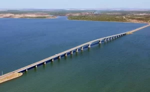 Acidente: motociclista colide com carro que estava parado por falta de combustível e é levado Ã s pressas para hospital