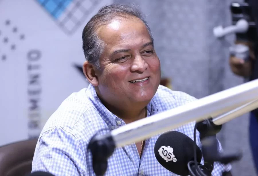 Senador Eduardo Gomes é entrevistado em visita a rádio de Paraíso do Tocantins
