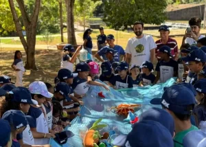 Crianças participam de teatro ao ar livre no Parque Cesamar