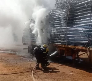 IncÃªndio: carreta com itens de rodeio pega fogo após evento