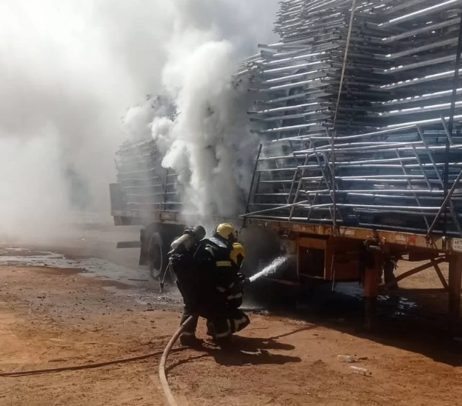 IncÃªndio: carreta com itens de rodeio pega fogo após evento