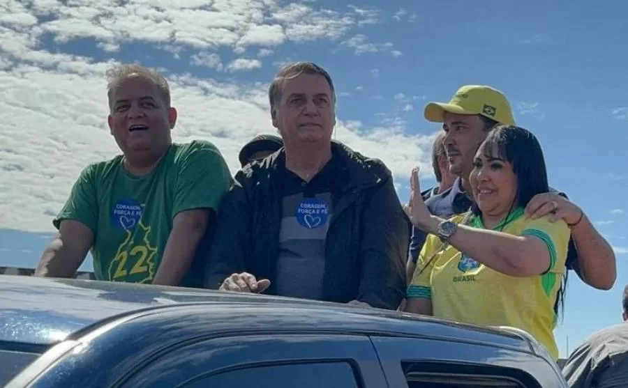 Bolsonaro desembarca em Palmas cercado por apoiadores e líderes políticos