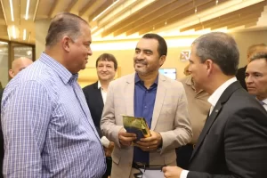 Senador Eduardo Gomes entrega caminhão para obras sociais em Paraíso e BarrolÃ¢ndia