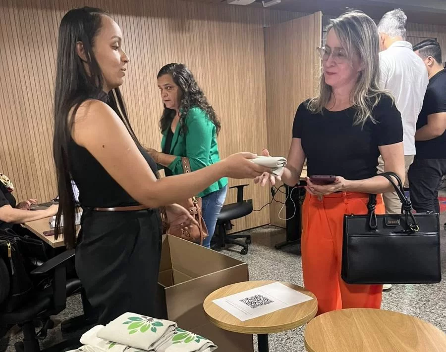 Distribuição de ecobags feitas de material reaproveitado marca evento no Tocantins