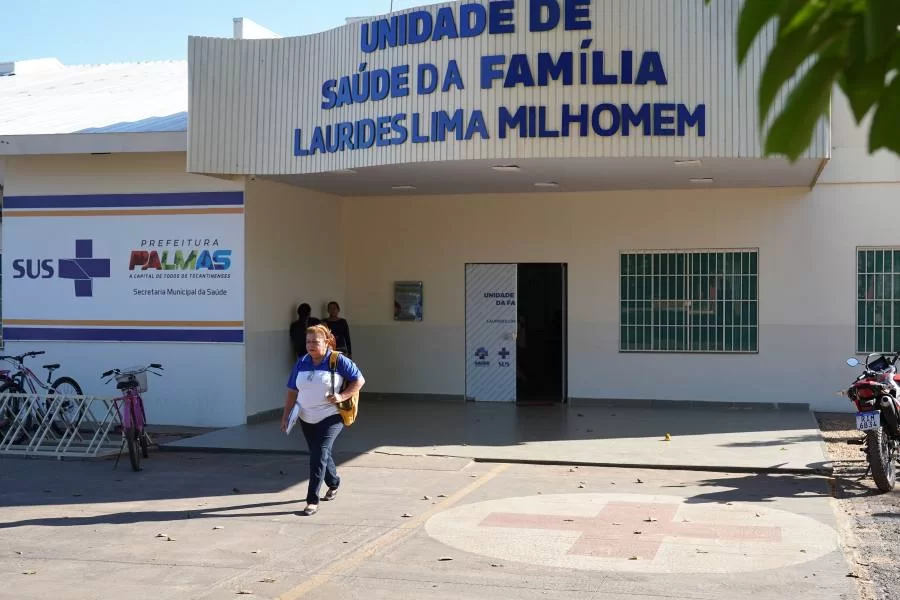 Agentes de saúde distribuem ímãs de geladeira com informações sobre serviços públicos do TO