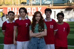 Ambientado em um jogo de futebol, QuatroK lança videoclipe de "Finge Que Me Adora"