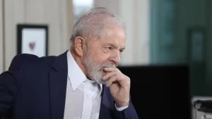Lula diz que deve disputar eleições de 2026 "para evitar que trogloditas voltem a governar"