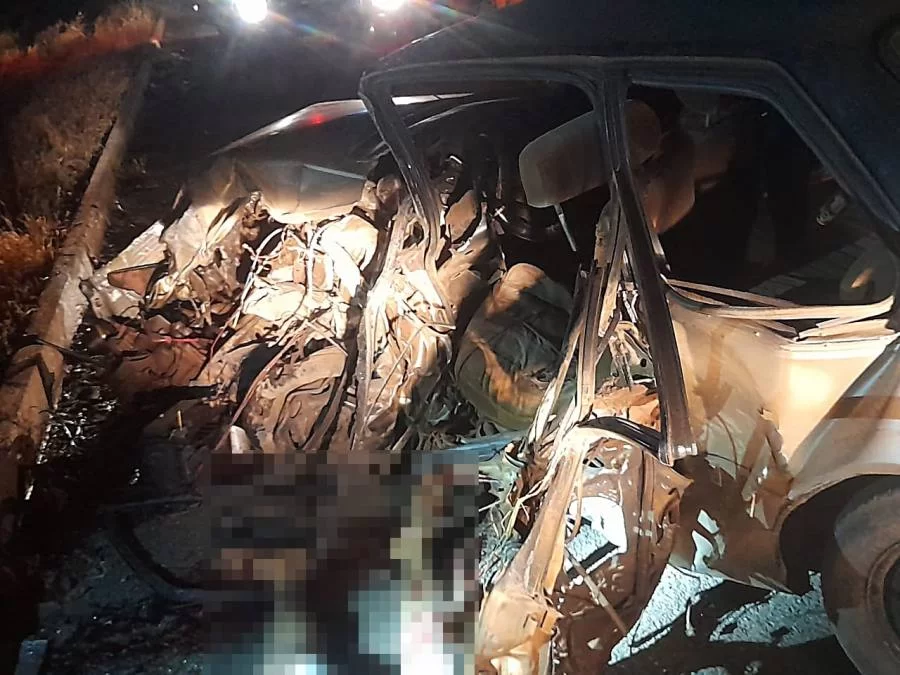 Batida frontal entre picape e um carro de passeio deixa vítima fatal e dois feridos próximo a Fortaleza na BR-153