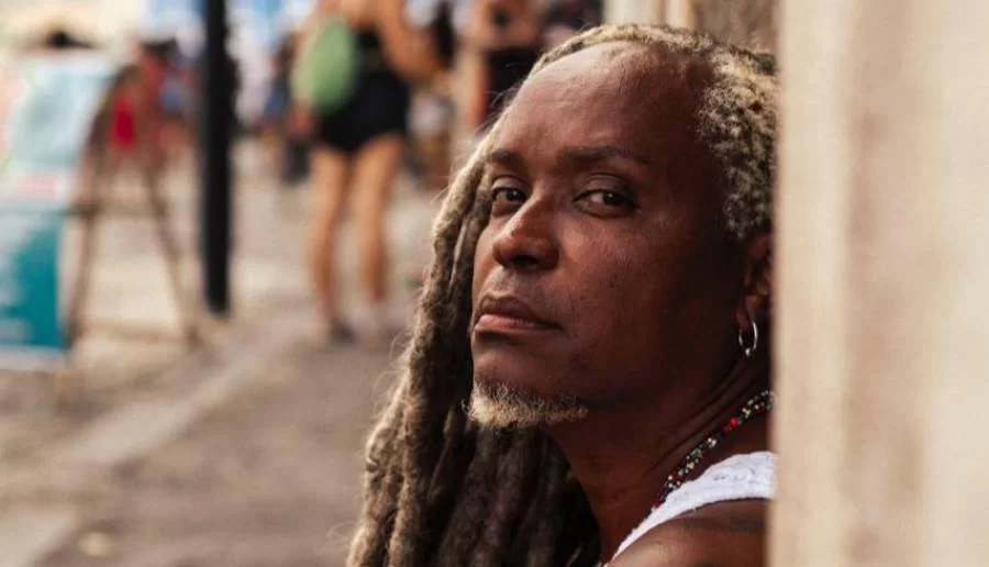 Léo Roots comemora 15 anos de carreira com lançamento de novo álbum