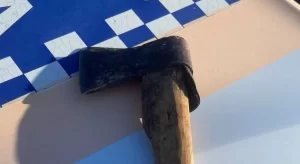 Homem que ameaçava vítimas com machadinha para roubar celulares é preso em Gurupi após dias de crime