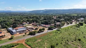 Moradores do distrito de Escola Brasil recebem títulos definitivos de imóveis