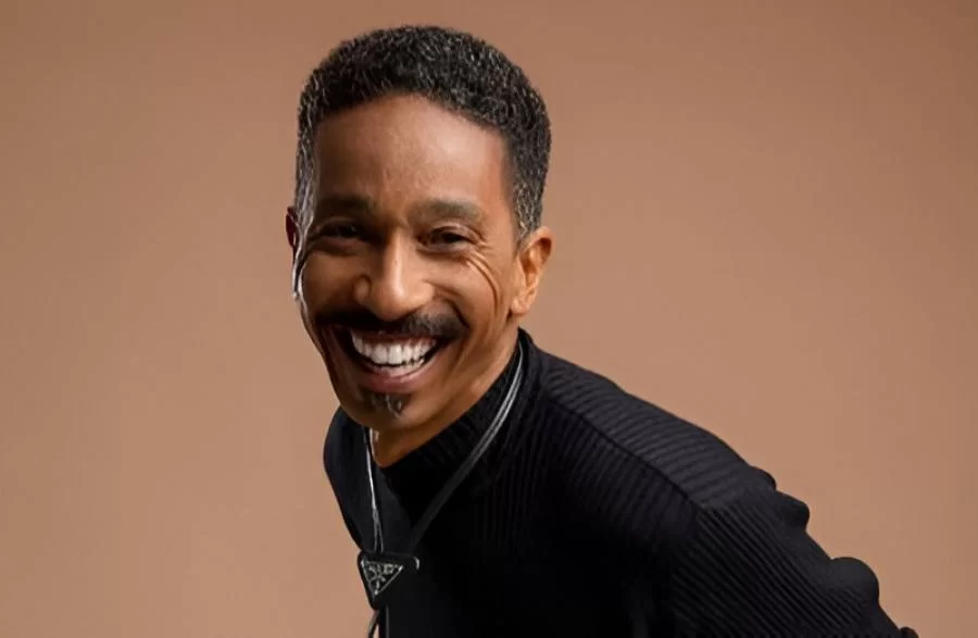 Com quase 20 anos de carreira, Leonardo Xavier se mostra grato por sua trajetória: "teatro está na minha veia"