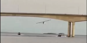 Avião é flagrado passando por debaixo de ponte entre Palmas e Luzimangues