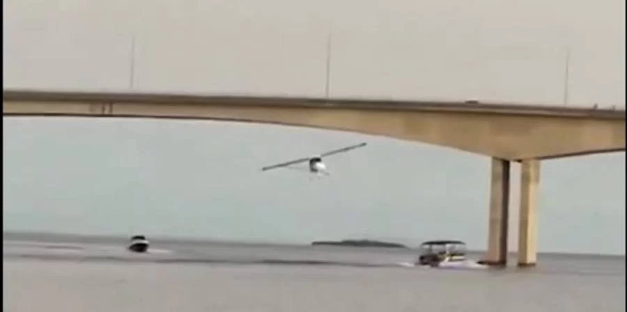 Avião é flagrado passando por debaixo de ponte entre Palmas e Luzimangues