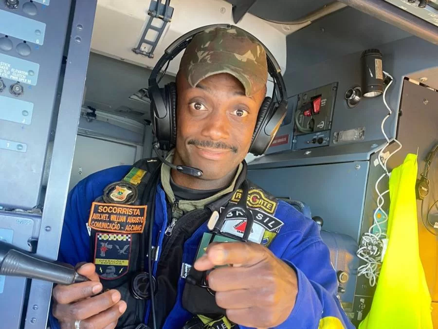 Conheça o profissional que emocionou ao liderar oração com equipes de socorristas