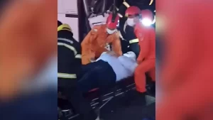 Ãnibus de viagem colide com caminhão e deixa motorista preso em meio as ferragens