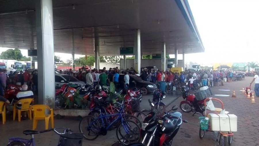 ApÃÂ³s 8 dias sem gasolina, Posto de GuaraÃÂ­ recebe produto; Fila de consumidores e quilomÃÂ©trica