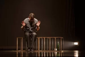 Espetáculo "3 Maneiras de Tocar no Assunto" aborda homofobia em Palmas