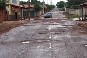 Moradores da Vila SÃÂ£o JoÃÂ£o reclamam de buracos em principal rua de acesso
