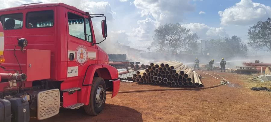 Bombeiros usam caminhão-pipa para apagar incÃªndio no TO