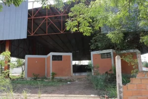 Quadra esquecida pelo governo vira concentraÃÂ§ÃÂ£o de usuÃÂ¡rios de drogas e matagal